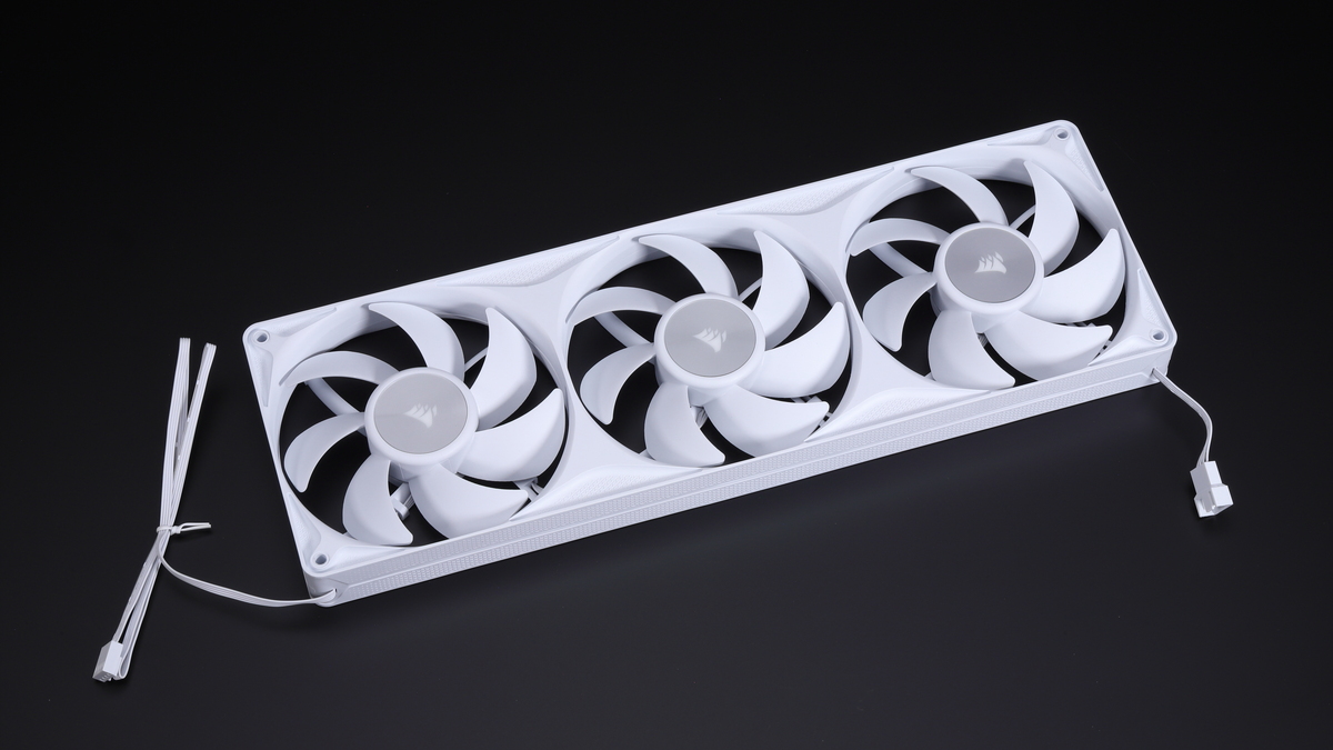 一体型フレームを採用する3連120mmファン「RS360 II Unified Frame Fans White」