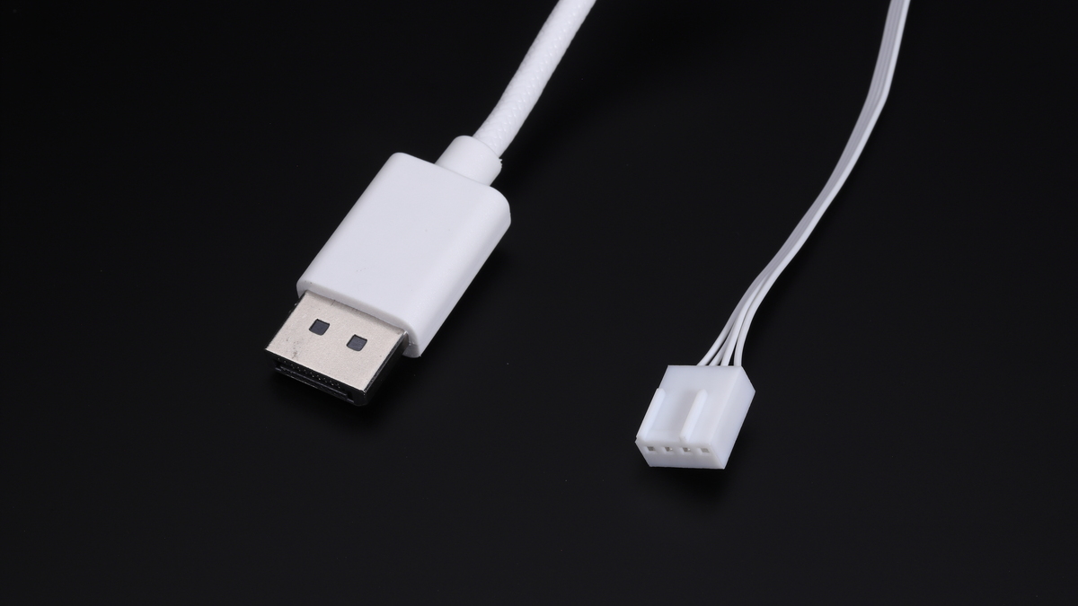 水冷ヘッドの動作に必要なケーブルは、LCDパネル用のDisplayPortと、ポンプ駆動用の4ピンFANコネクタの2本