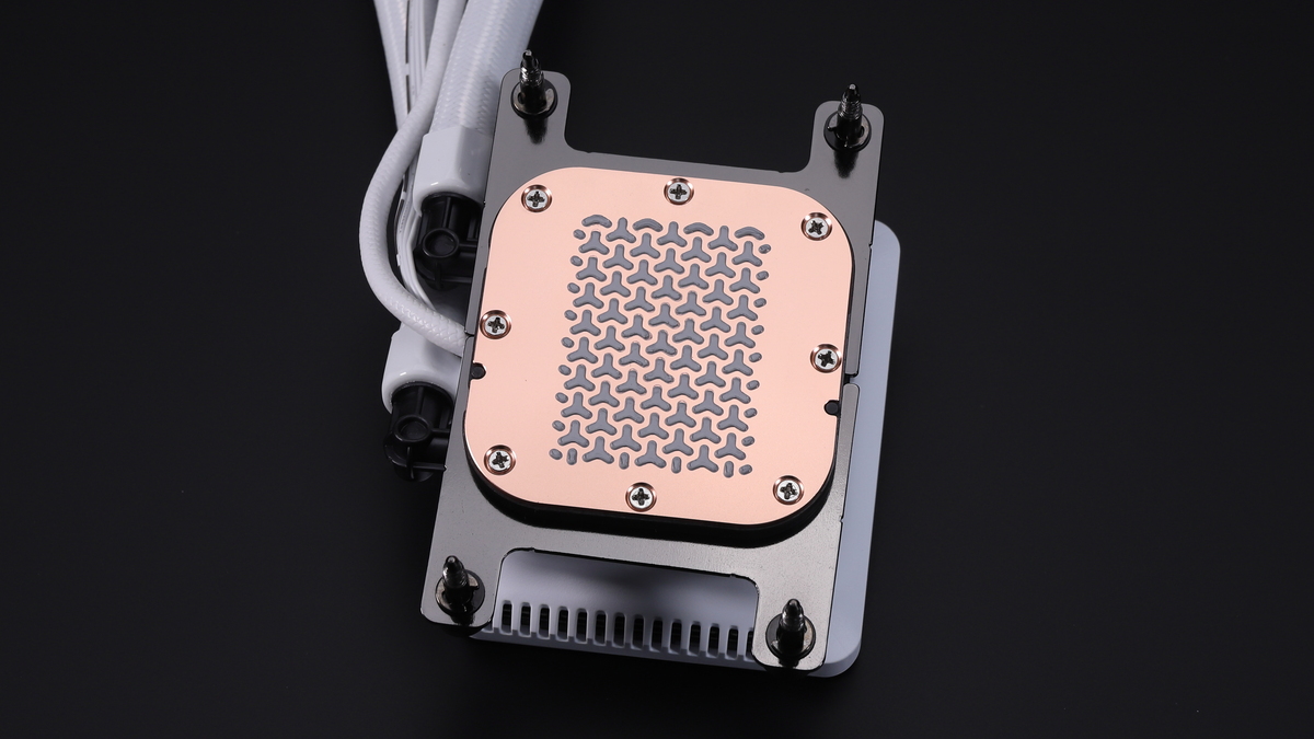 CPUと接触するベースプレートは銅製で、CORSAIRブランドのサーマルグリスが塗布されている
