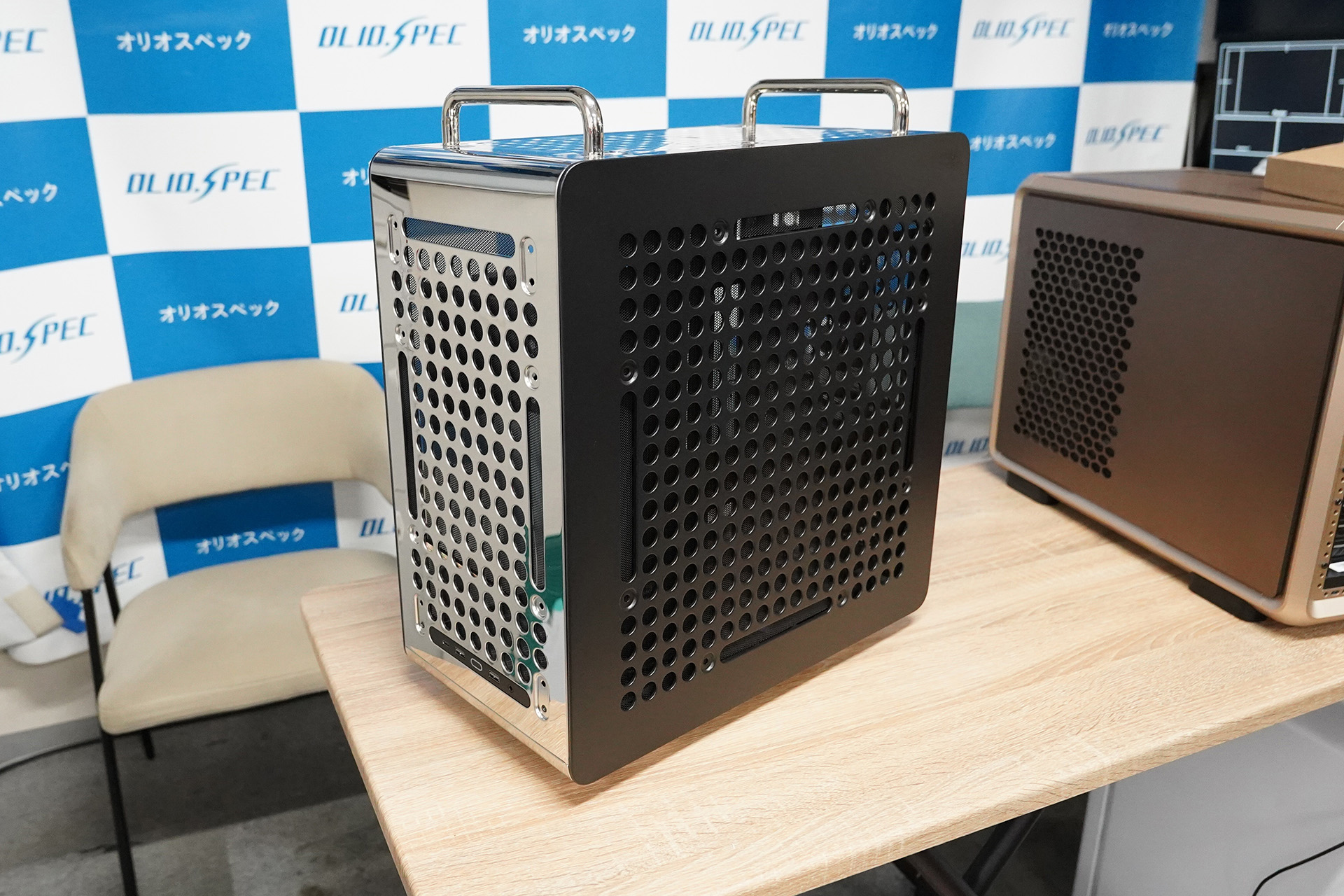右サイドパネルはブラックカラーのパネルを採用