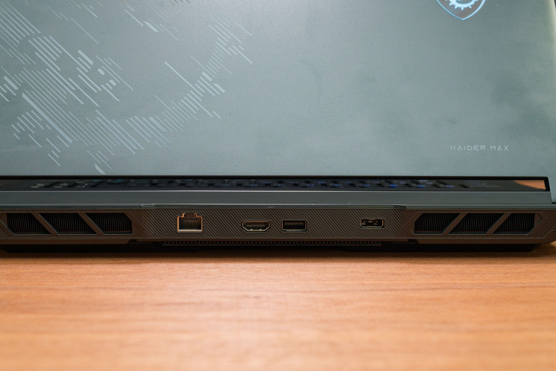 背面側のUSB Type-A、有線LAN（2.5GbE）、HDMI出力、ヘッドセット端子など