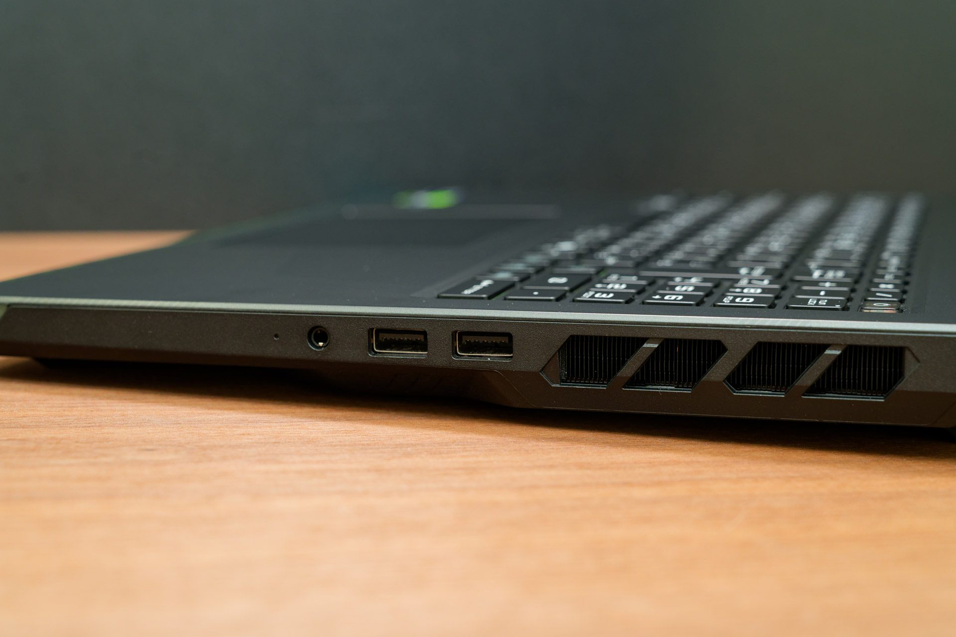 右側面にはUSB Type-Aポートが2基