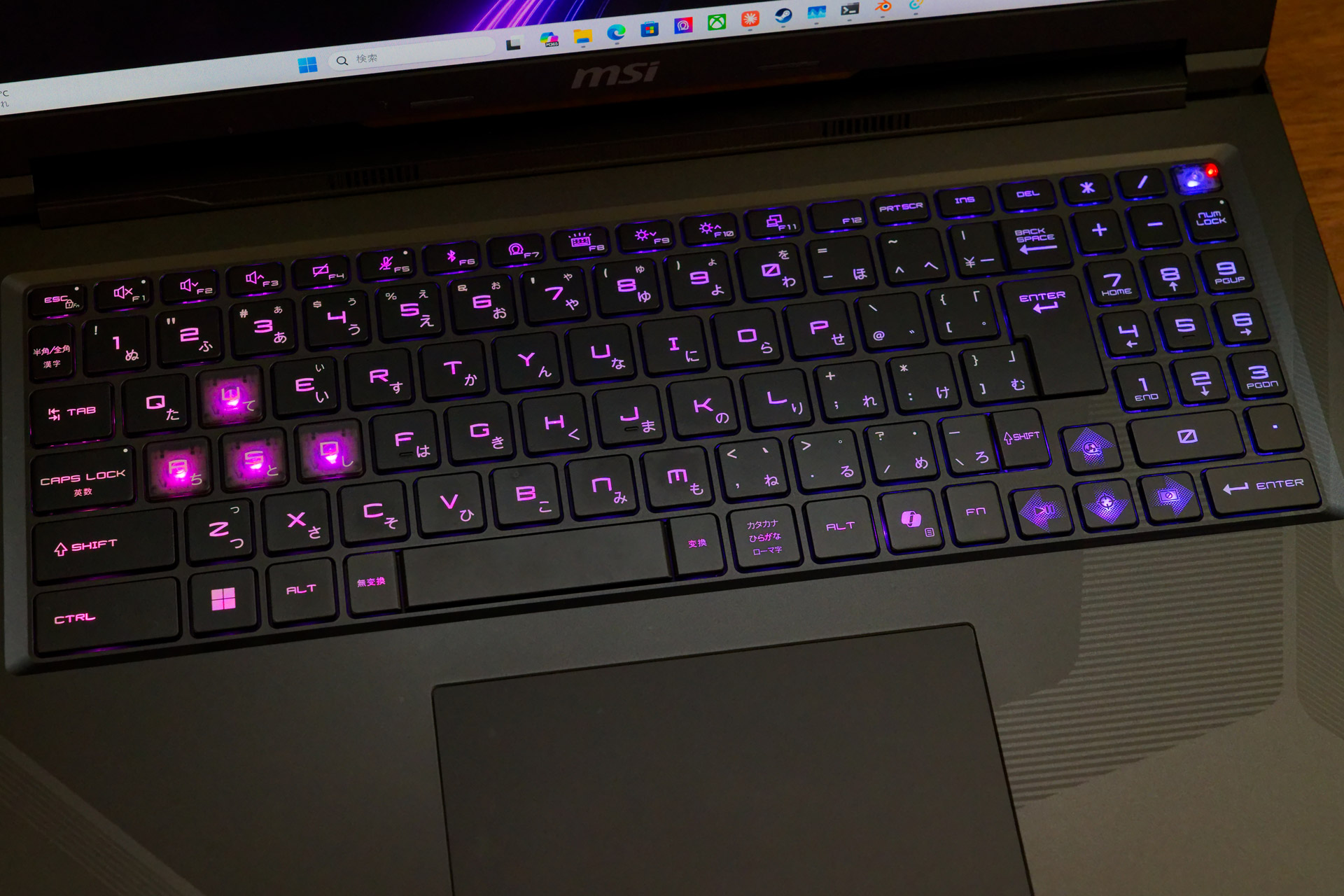きらびやかなRGBライティングが目を引くキーボード周り