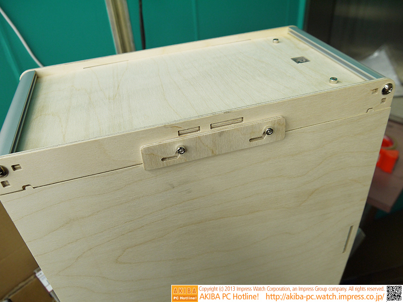 留め板をずらして開閉