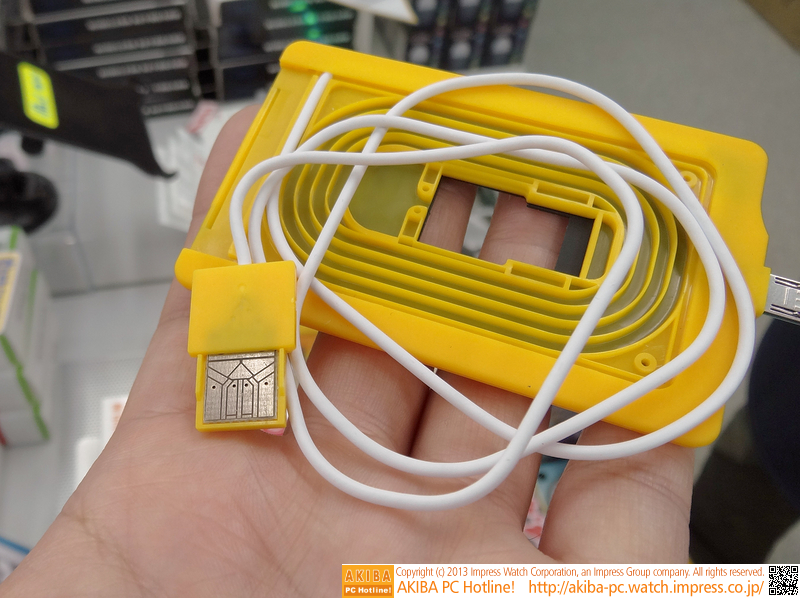 マイクロBコネクタがなぜかむき出し