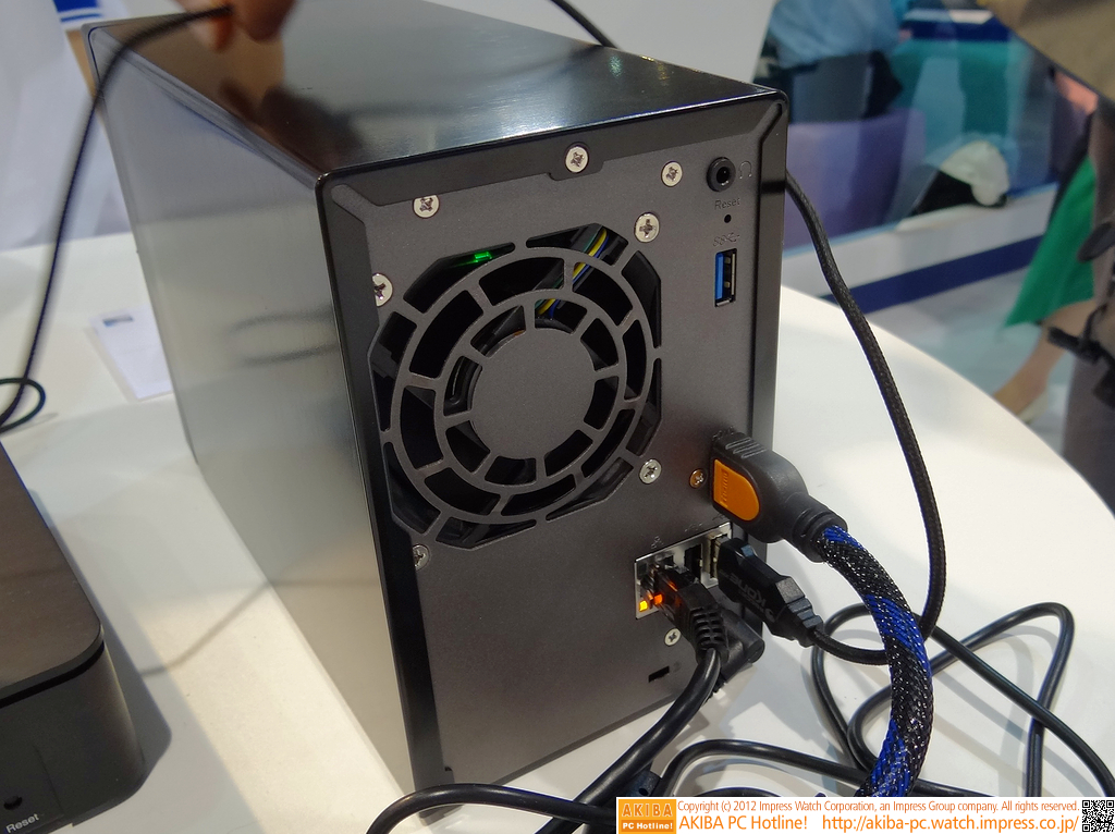 NP210の背面。HDMI出力がある