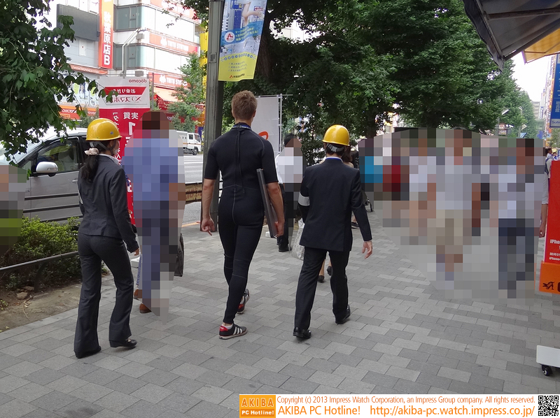 徒歩で移動中。意外と注目されないのは秋葉原だから？