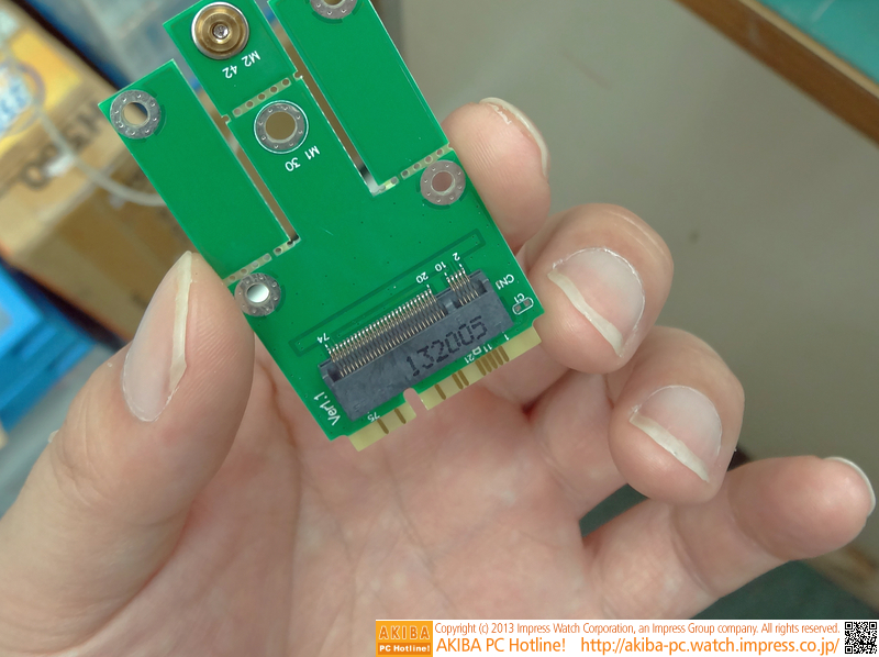 Mini PCIeのカードエッジ（下）