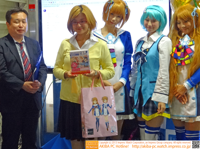 クラウディアのコスプレでWindows 8.1 Proを購入していた人がいる……と思ったら、実はクラウディア窓辺の「中の人」としてAzureの普及活動を行っている日本マイクロソフトの戸倉氏。大好きな窓辺ファミリーバージョンを買いに来たそう。もちろん仕事抜き