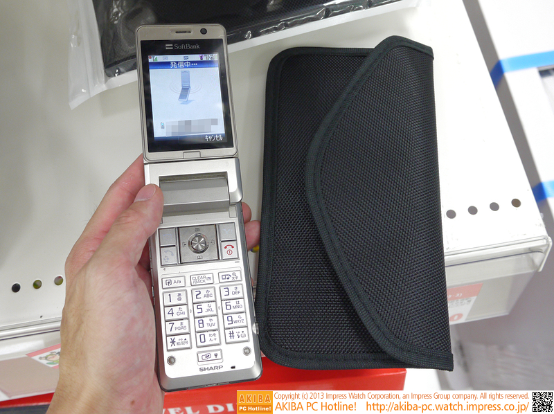 ポーチに入れた状態では「圏外」で通話は着信せず