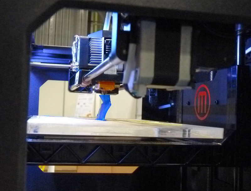 ブースにはMakerBot社の3Dプリンタ「Replicator2X」も展示されている。画像は上の3Dデータを実際に出力している最中のもの