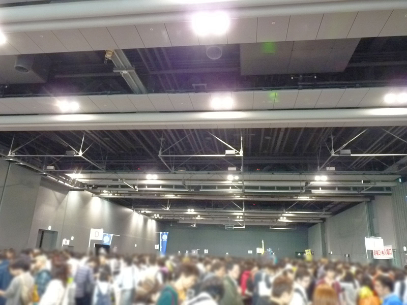 Maker Faire Tokyo2013の舞台、日本科学未来館「企画展示ゾーン」1日目開場から2時間後の様子。ご覧のとおり盛況だった