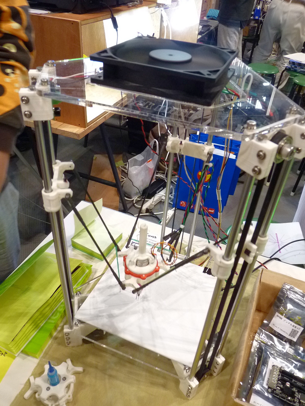 こちらは「Rostock mini」を使ったペースト・ディスペンサー（「Rostock型」3Dプリンタについては、<a class="" href="http://akiba-pc.watch.impress.co.jp/docs/column/3dpnews/20130905_614132.html">こちらの記事</a>を参照のこと）