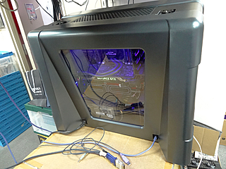 24インチ液晶を内蔵した特大PCケース「TANK」採用PCが店頭デモ