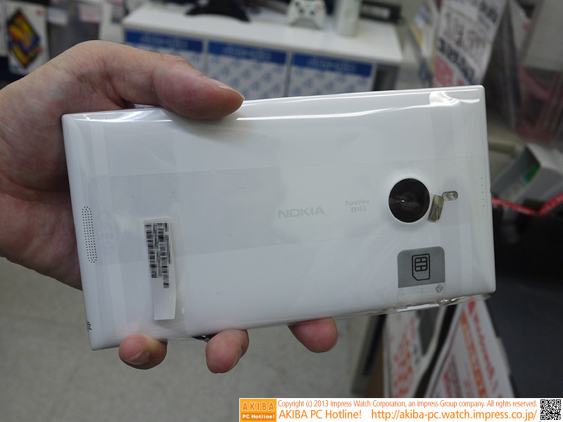 左からXperia Z Ultra、Lumia 1520、iPhone 4S