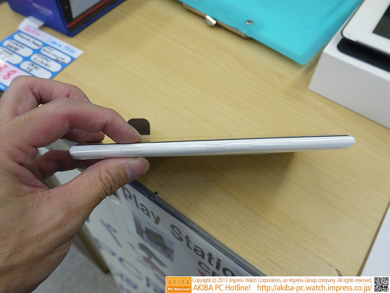 左からXperia Z Ultra、Lumia 1520、iPhone 4S