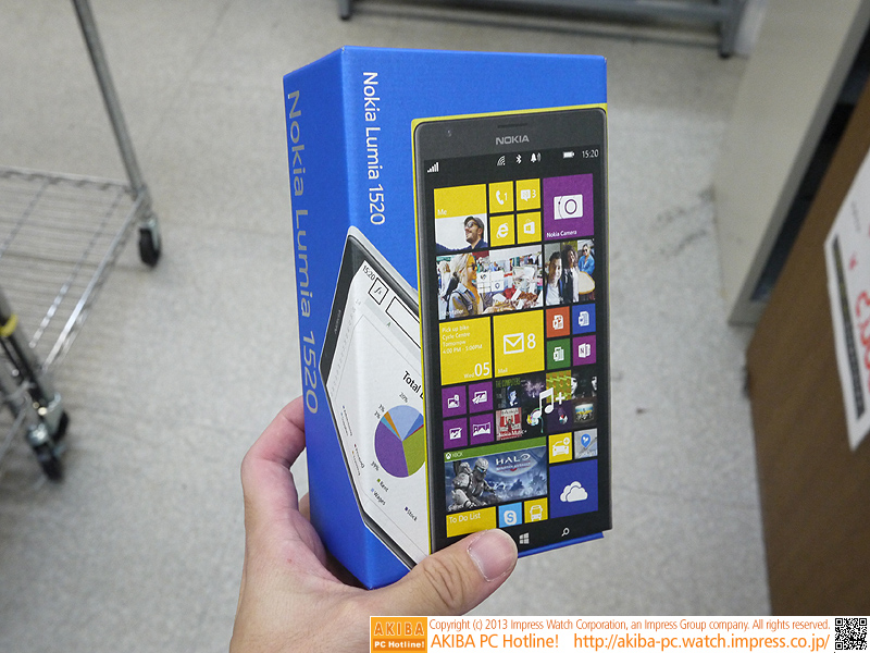 左からXperia Z Ultra、Lumia 1520、iPhone 4S