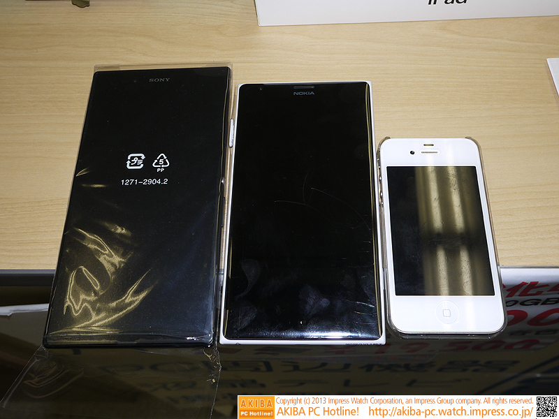 左からXperia Z Ultra、Lumia 1520、iPhone 4S