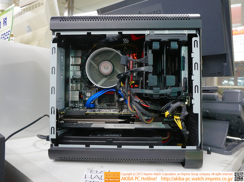 側面のスリットの部分が光学ドライブ