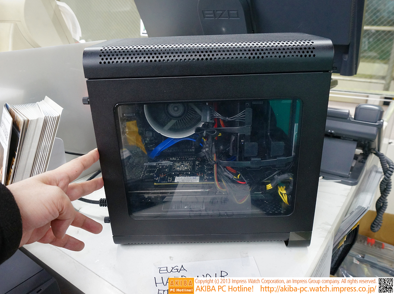 側面のスリットの部分が光学ドライブ