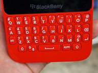 赤いBlackBerry製スマホの中古品が入荷 （取材中に見つけた○○なもの