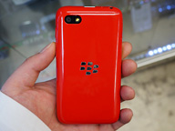 赤いBlackBerry製スマホの中古品が入荷 （取材中に見つけた○○なもの