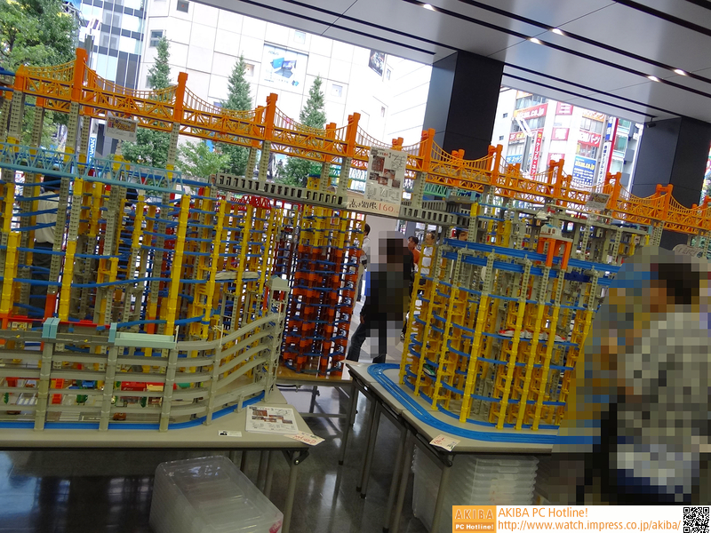 会場入り口の巨大プラレール。会場で借りたプラレールを走らすことも出来る