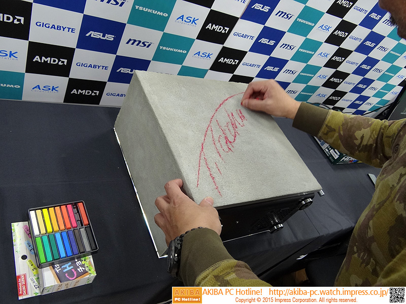 髙橋敏也氏がチョークでサインを入れている様子