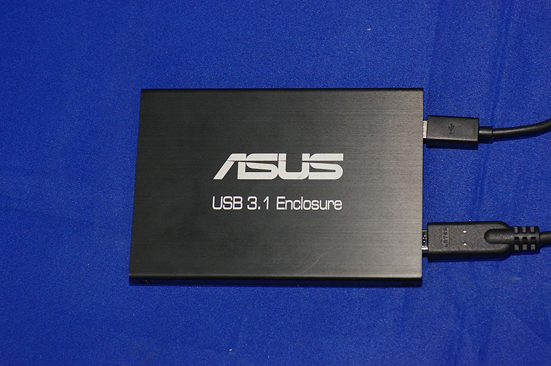 速度テスト用のUSB 3.1接続SSD。内部でmSATAのRAID(256GB×2)が組まれている。発売予定はない