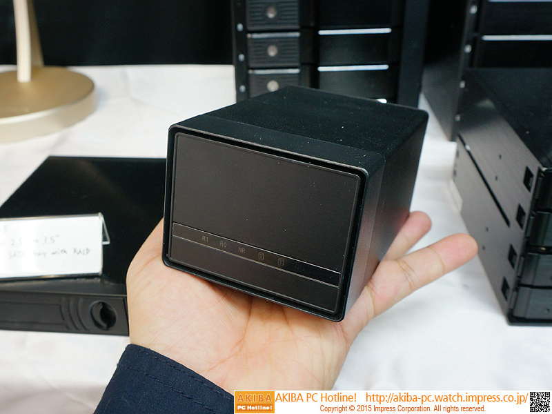 2.5インチHDD/SSDが2台搭載できるUSB 3.0接続の外付けケース。RAID0/1対応。