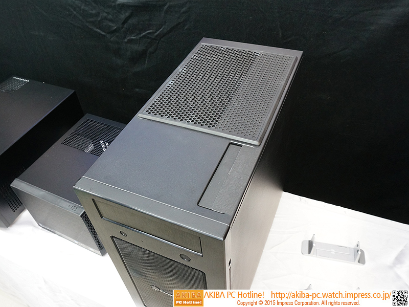 「詳細はCOMPUTEX TAIPEIで発表する」という拡張性の高いmicroATXケース。天井部にリムーバブルベイのようなものが見える。今回の発表は外装のみで、ケース内は非公開だった。