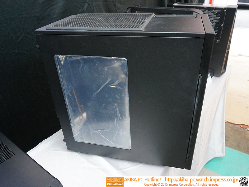「詳細はCOMPUTEX TAIPEIで発表する」という拡張性の高いmicroATXケース。天井部にリムーバブルベイのようなものが見える。今回の発表は外装のみで、ケース内は非公開だった。