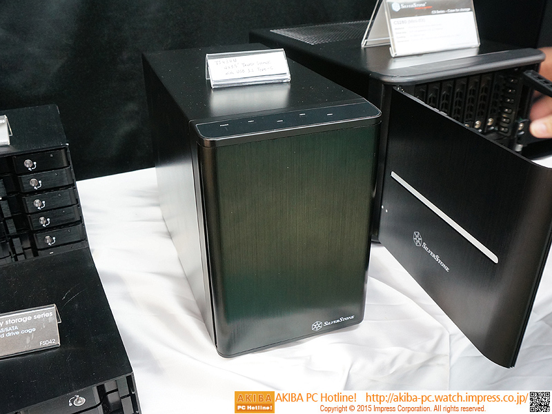 USB 3.1 Type-Cコネクタを搭載した3.5インチHDD×4台用ケース。