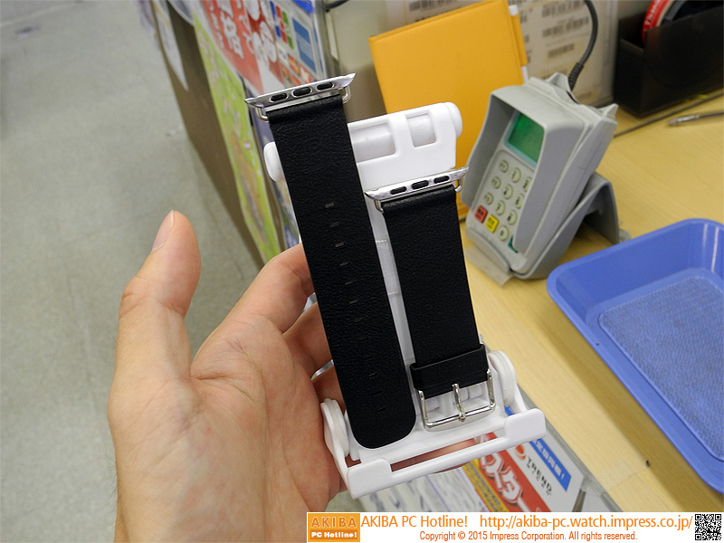 Metal Watch Band Adapterに別売りのバンドを取り付けた様子