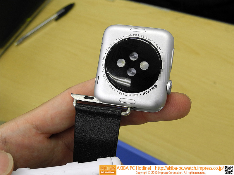 ベルトを金具に装着後、Apple Watchにスライドさせて装着する。