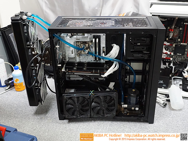 モンスターマシーンと言えるような高冷却タイプのPCでデモを実演