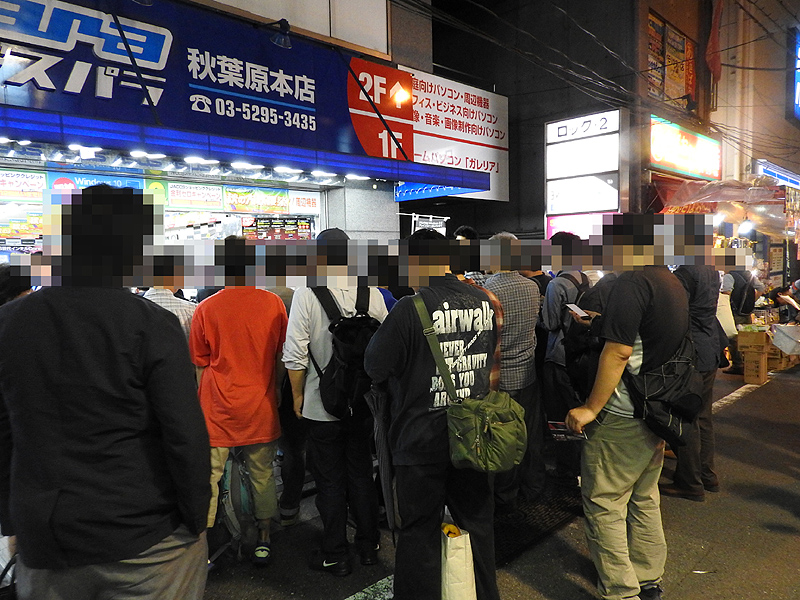 取材したのは最終の17:30からの回だが、店頭にはAMDファンを中心に60人近くの観衆が集まった