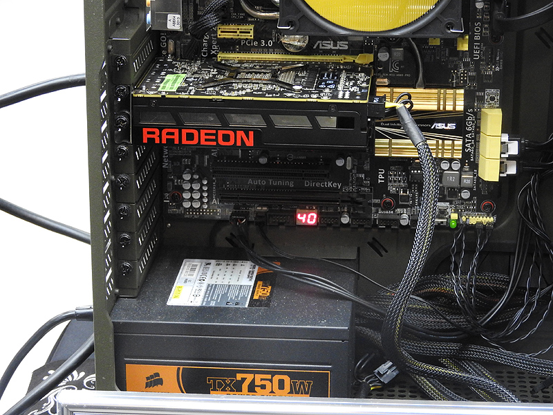 Radeon R9 Nanoのカード長は約15cmであり、一般的な電源ユニットの奥行きと同程度だ