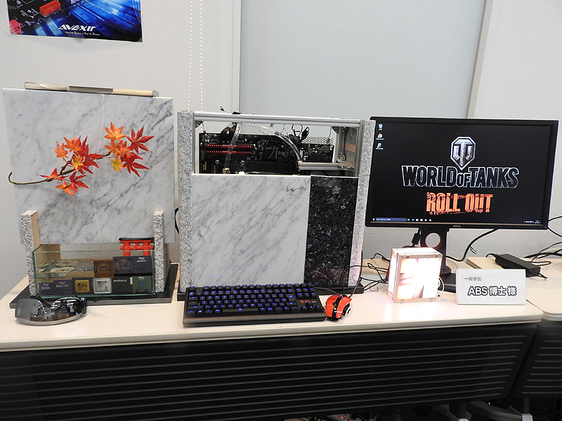 一番左が水冷ラジエター、中央が石材をケースに利用したMOD PC、右の小さいのがNUCを採用した作品だ
