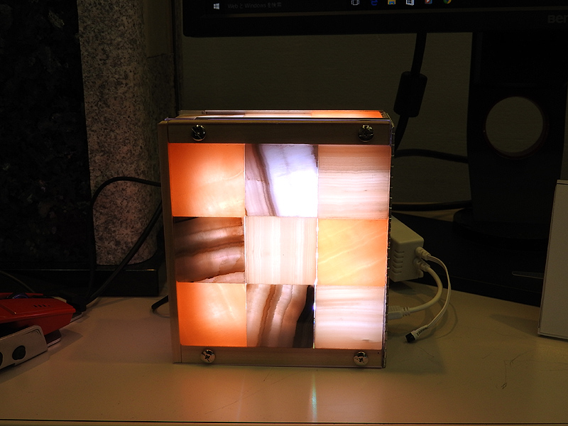 こちらはメキシカンオニキスを採用したNUC。内部のLEDの色は自由に変えることができる