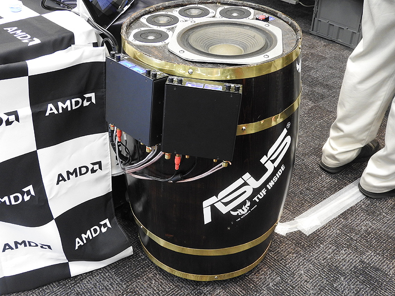ASUSは、ワインの樽を利用して、大型スピーカーを搭載したオーディオPCを展示していた