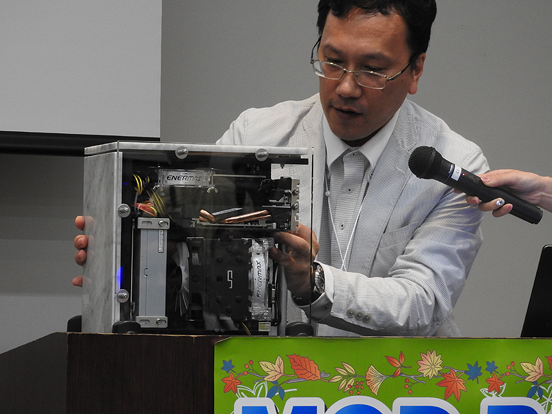 ケースを回転させて起き、内部のレールの向きを90度変えて取り付け、再びPCの中身を入れれば、向きが反対になる