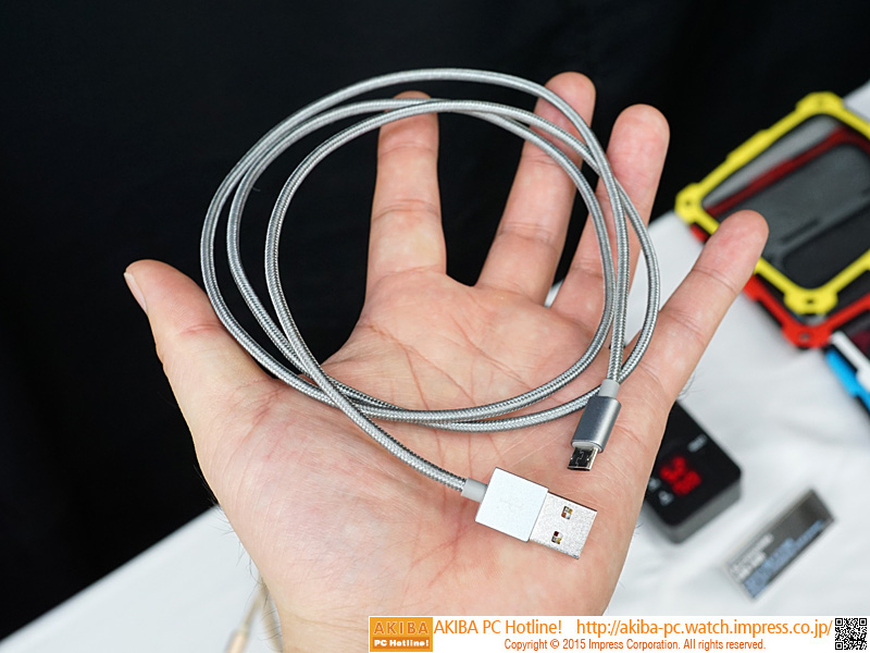 USBとmicroUSBコネクタの両方がリバーシブルタイプとなっているケーブル