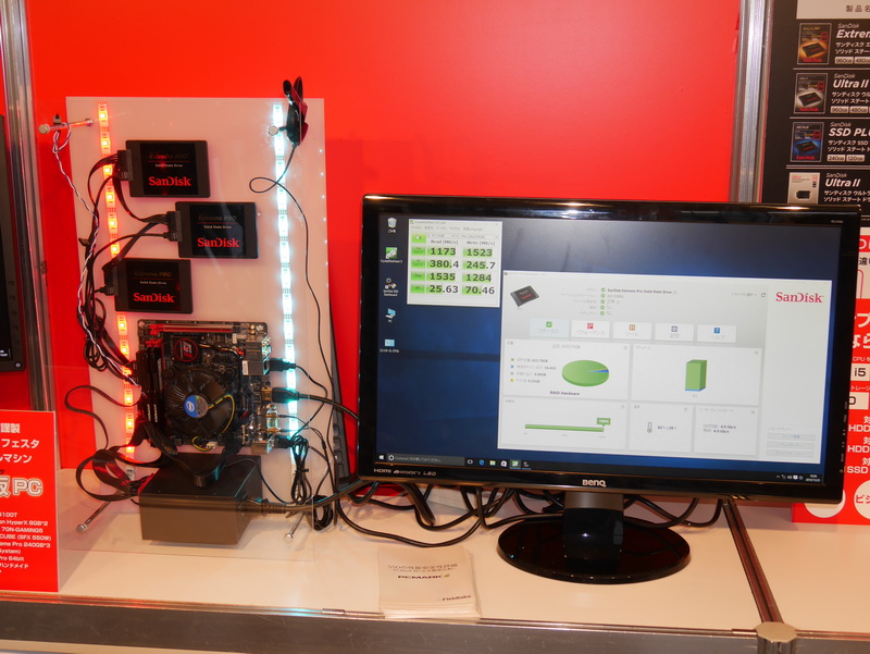 こちらは、高橋敏也氏が製作したスペシャルPC「光る！板PC」。3台のExtreme PRO SSDをRAID 0構成で搭載し、リード・ライトとも1,000MB/sを余裕で突破している