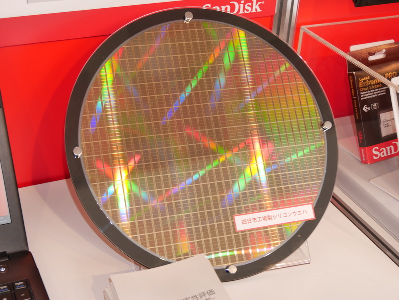 四日市工場で作られたNANDフラッシュメモリのシリコンウエハ実物