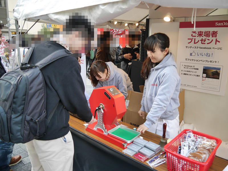 会場ではSanDisk製品購入者を対象としたくじ引きも実施