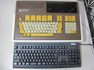富士通初の完成品パソコン「FUJITSU MICRO 8」 （レトロな