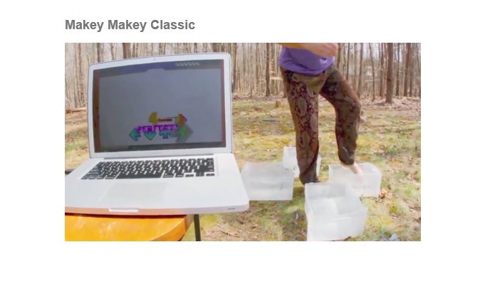 ダンスゲームをプレイする様子