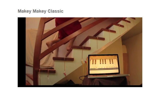 階段の昇り降りで曲を弾く様子