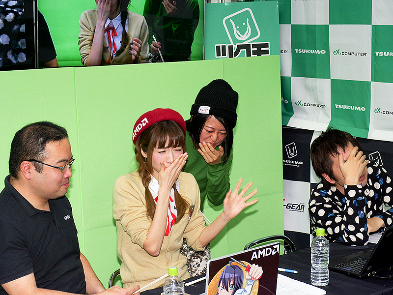 食べた直後のリアクション。食べるのは回答者だけのはずが、なぜか田中さんと井戸川氏も食べさせられている